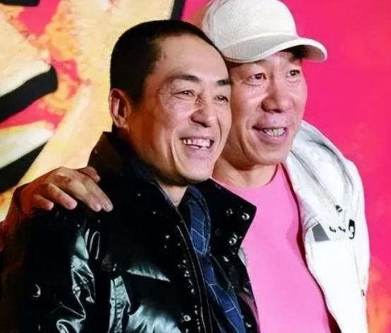 1997 年，张艺谋父亲临终前，躺在在病床上告诫儿子：“你一定要小心一个人，你根