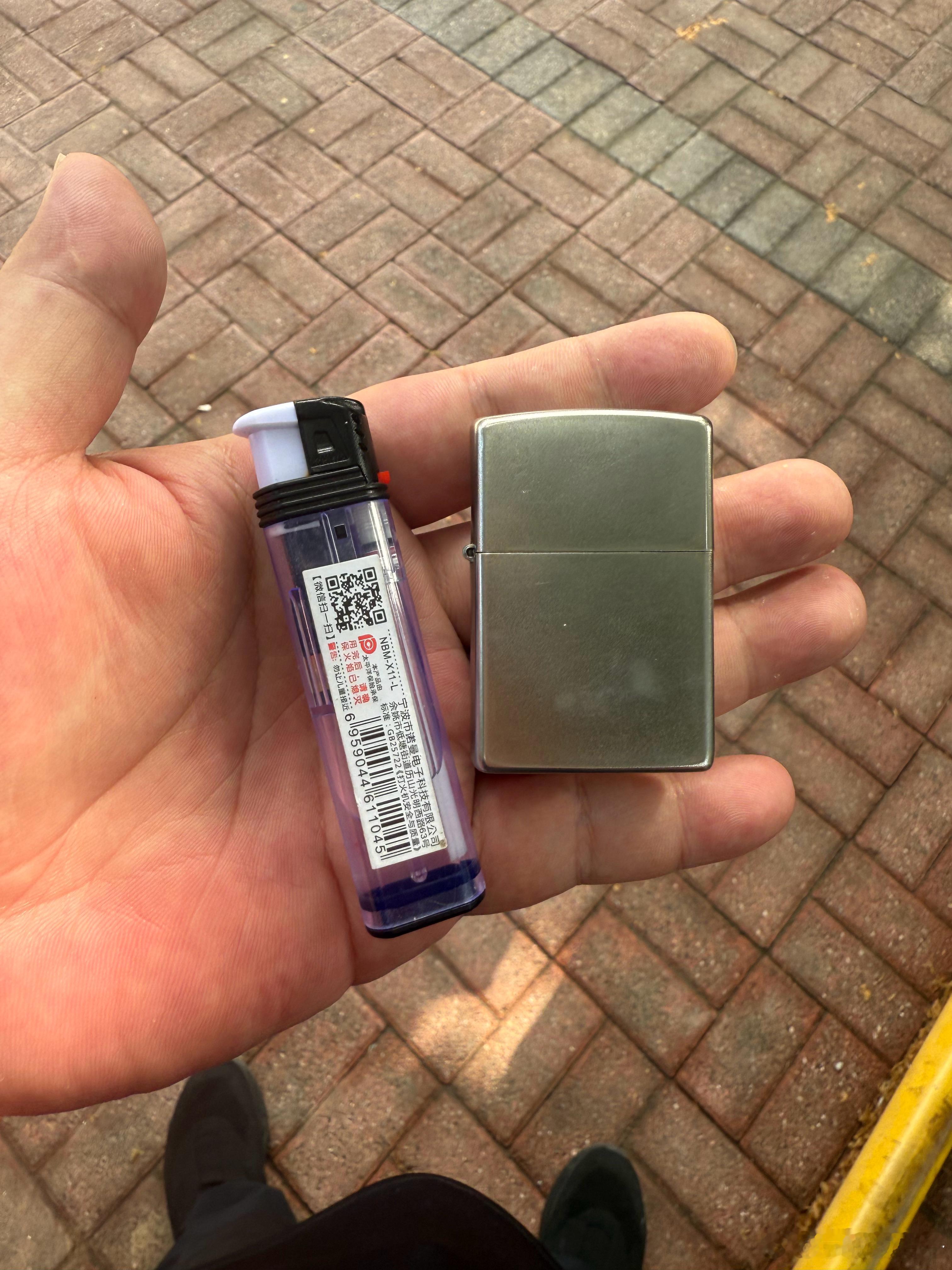 下楼抽烟，一掏兜，卧槽，装俩火，没烟！ ​​​