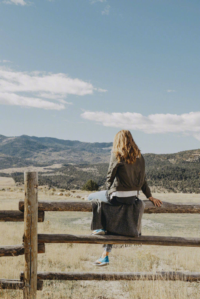 这段治愈的话分享给你：“当我真正开始爱自己，我睡得越来越早，也越来越喜欢锻炼。我