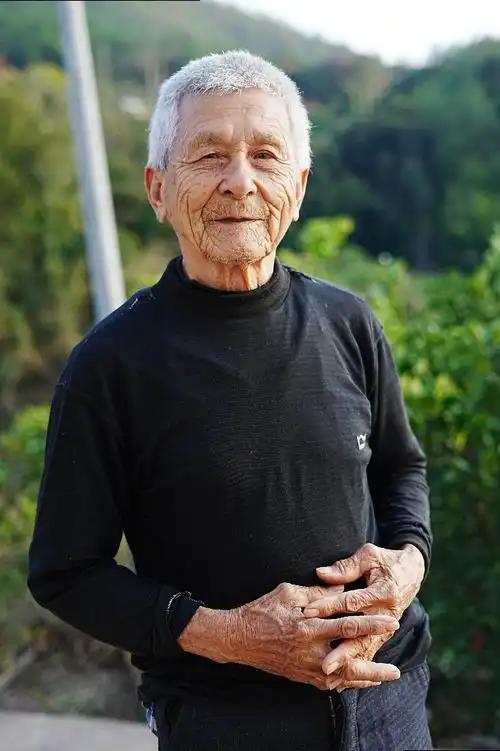 人的一生应当这样度过：当回首往事的时候，不至于因为喜欢耍小聪明而悔恨，也不至于因