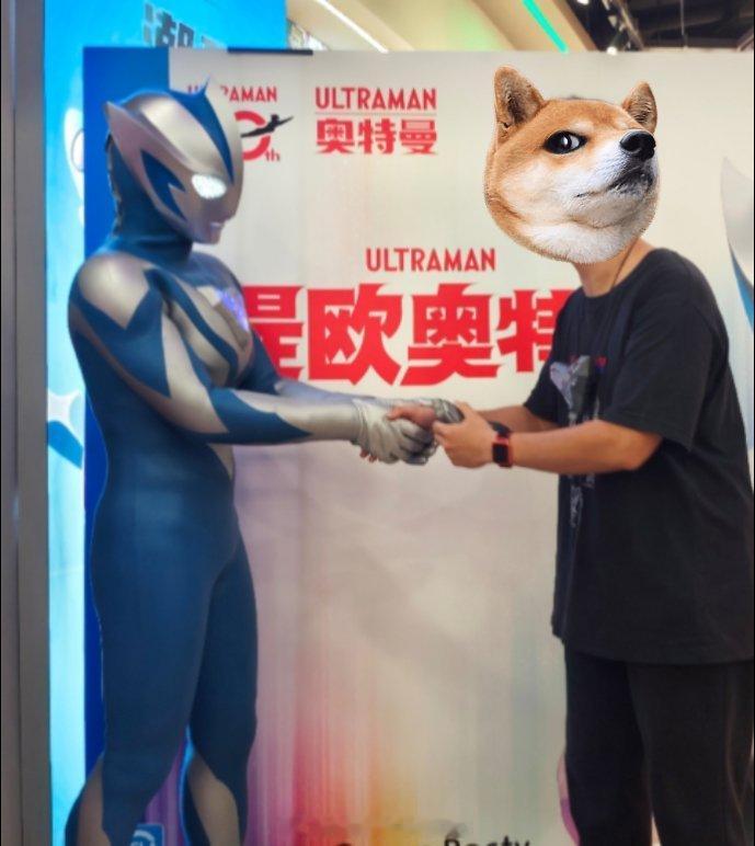 也算是跟提欧奥特曼合影过了剧还没开播 不知道摆啥pose第一场结束赶着去大悦城一