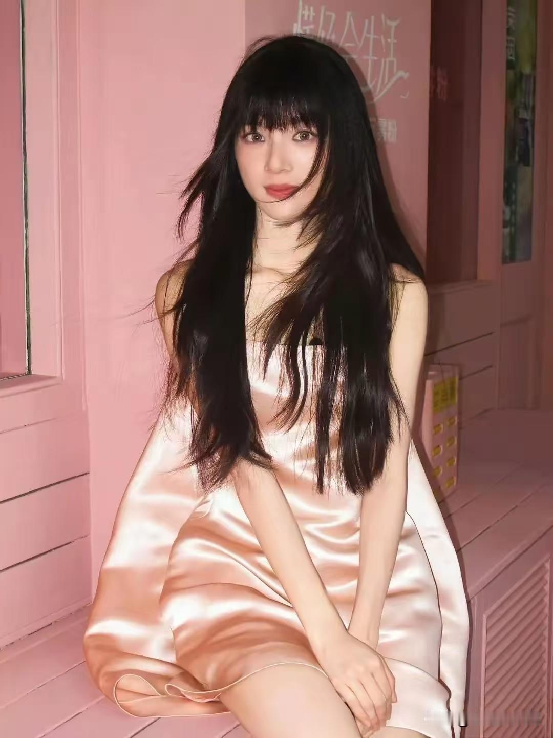 李思潼现在正式踏入娱乐圈发展了，首场商务活动特意请到业内顶流化妆师王亚飞。
不过