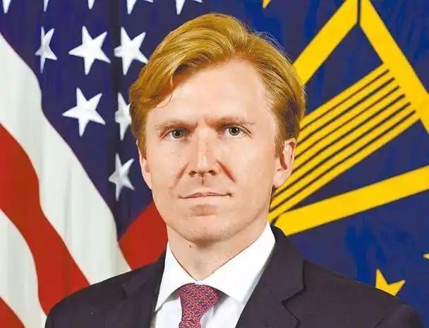美国防部副部长柯伯吉观看中国93阅兵后认为，围堵对抗中国已没有多大意义，如果和中