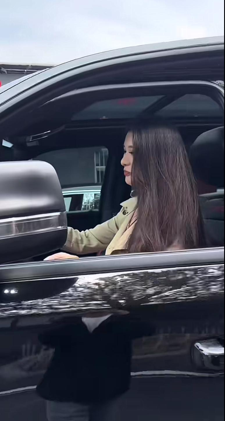 江苏拓瑞集团董事长的小秘书，看着文文静静，没想到开的车这么炸！

今天刷到视频，