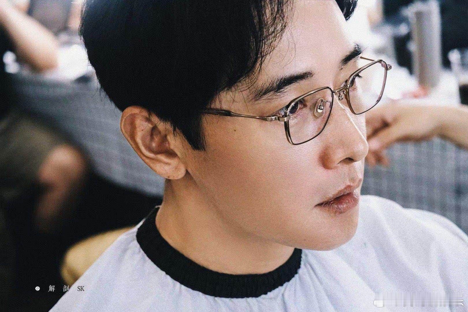 罗晋私下基础戏里就不基础罗晋私下朴素反差感拉满，被偶遇像普通大爷，回团看演出穿得