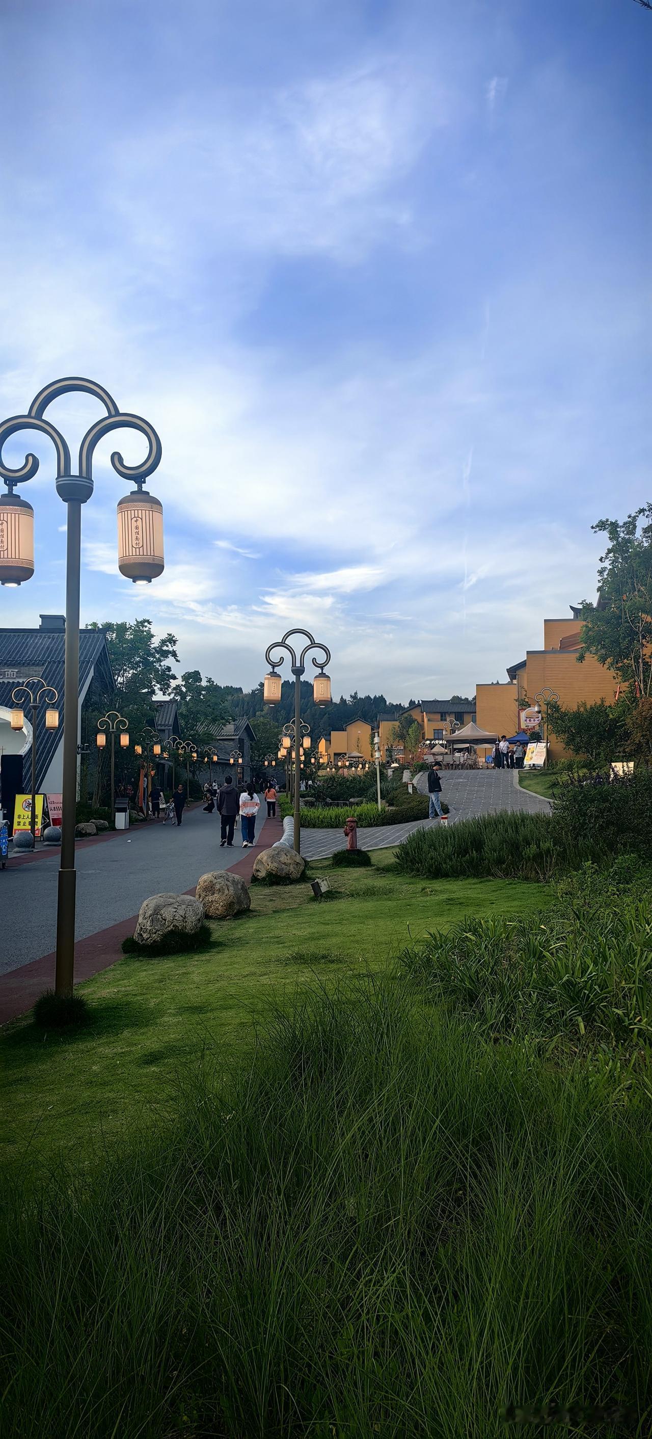 一缕银丝，连接古今
一碗挂面，承载乡愁。
走进中江挂面村，看非遗焕新，品烟火诗意