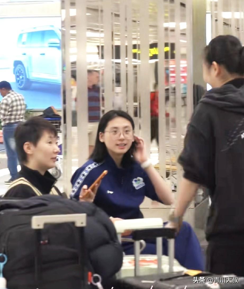 王曼昱抢不过徐奕呀[笑哭]
陈熠拿出一块巧克力，
鳗鱼还没反应过来，
徐奕一把抢