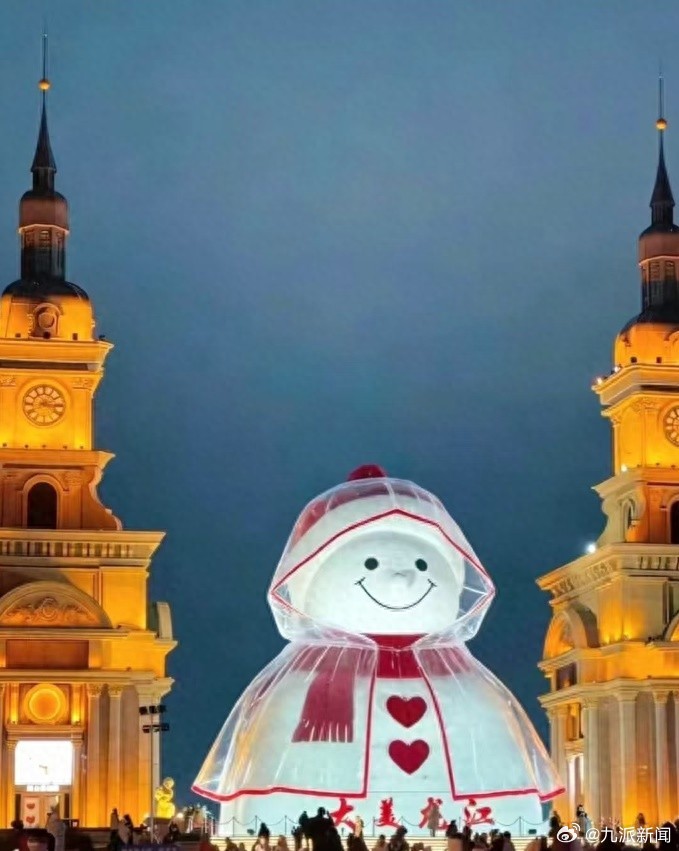 #哈尔滨大雪人穿雨衣系AI生成#【#设计师回应哈尔滨大雪人穿雨衣#：图片系AI生