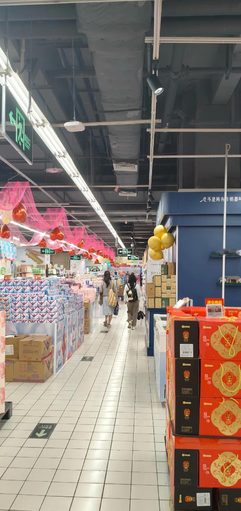 超市，人也是寥寥无几

超市的东西好贵，特别是日用品，比电商贵很多不说，零食也比