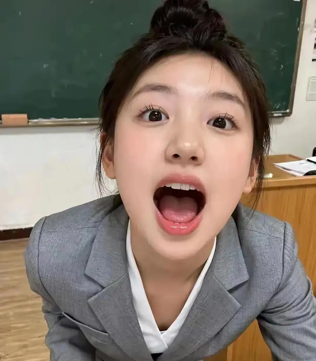 三个美女吃早餐聊昨晚吃了啥。
第一个说吃了俩鸡蛋等于干掉两只鸡。
第二个补刀说一