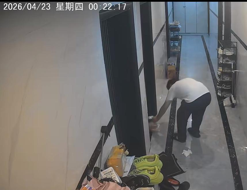 一个外卖员监守自盗，监控拍下了他的丑行，这下顾客成为了受害者。福建某地，一个没有