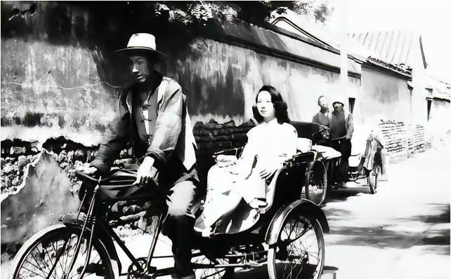 1949年，北平火车站，一个卷发女郎，刚下黄包车，付车费时，身上却掉下一把手枪，