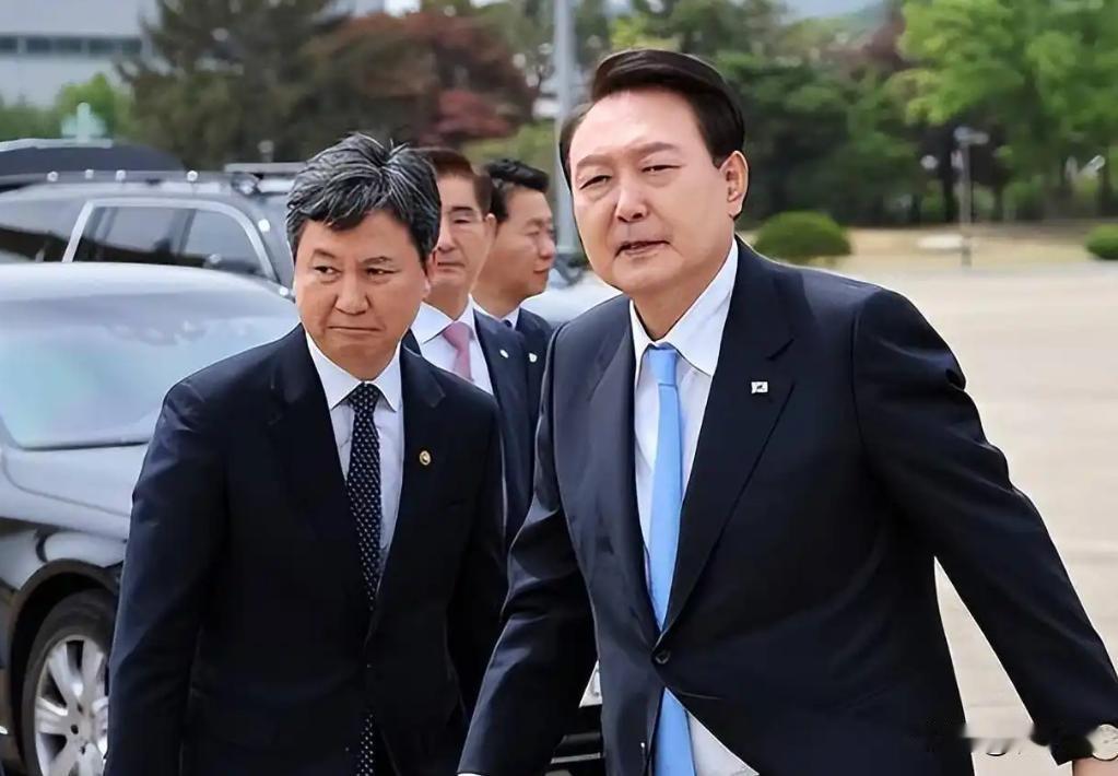 尹锡悦在看守所接收 6.5 亿韩元的代管金，信息量很大：
1、6.5 亿韩元折合