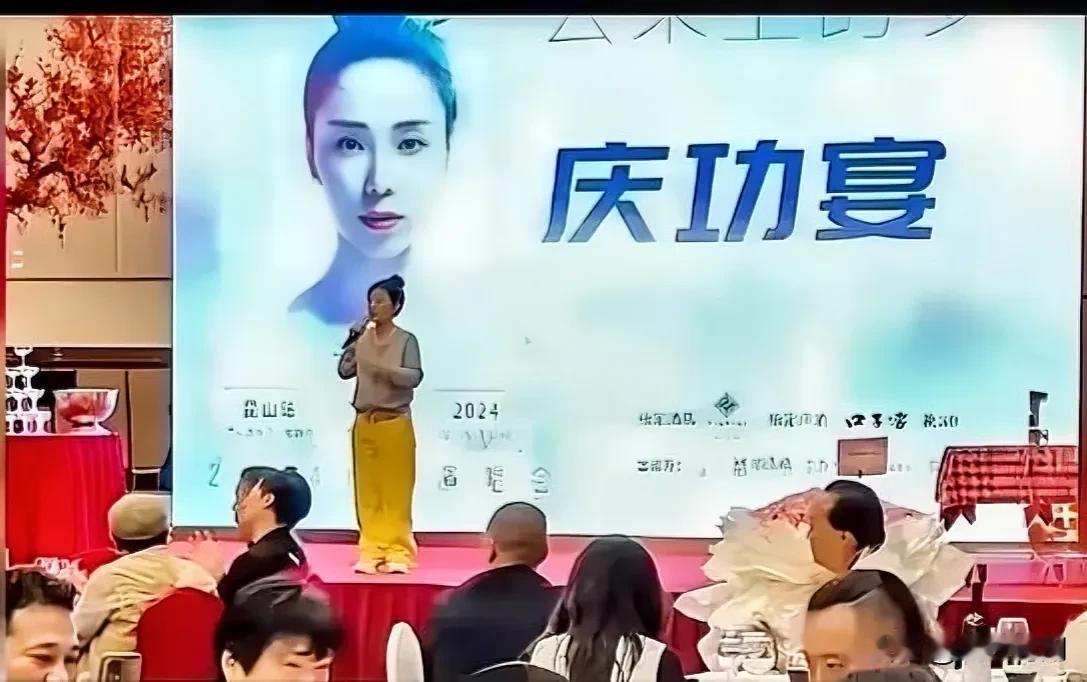云朵在她的演唱会上大赞刀郎和他的老婆，说有多么感谢和崇拜他们，还差点儿下跪了。结