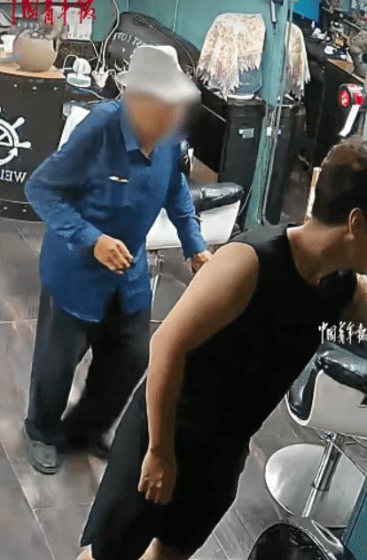 感动！黑龙江，老人借用理发店卫生间出来。他突然跟店员说: “我老了，不小心把卫生