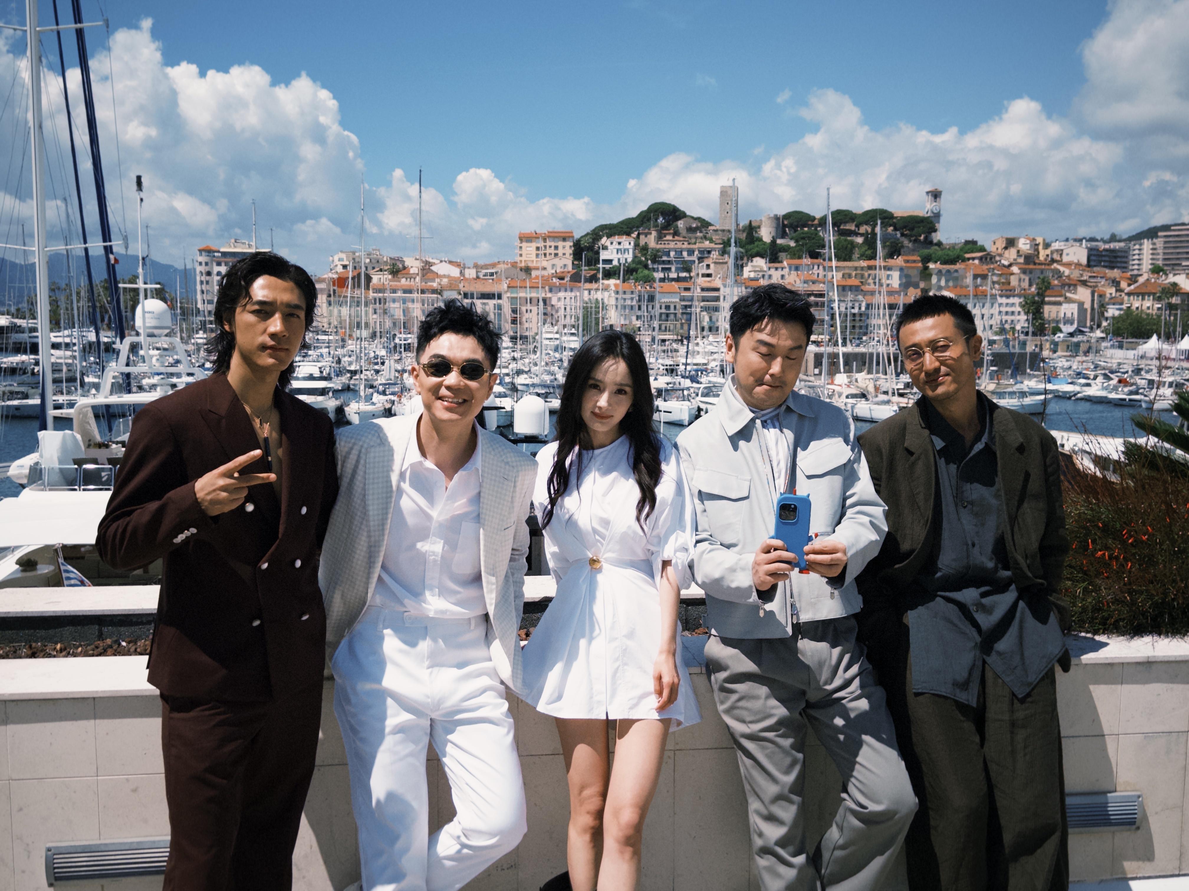#杨幂与大鹏夫妇聚餐# 先不说都没拍到同框，就算聚餐咋了，有什么奇怪的，谁不吃饭