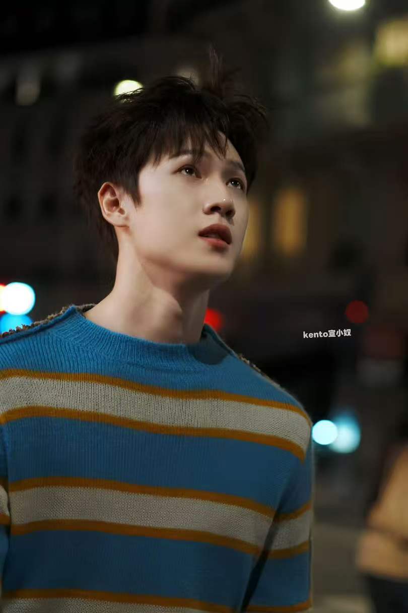 李昀锐蓝白条纹毛衣李昀锐撞色毛衣李昀锐蓝白条纹毛衣，好帅！ 