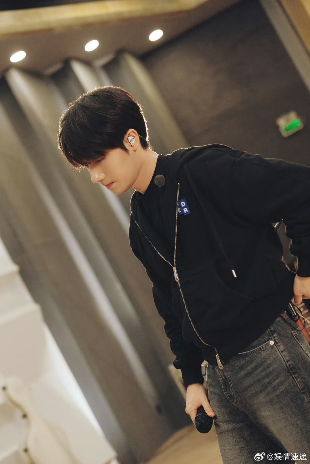 蒋敦豪爆料十个勤天经常抢饭吃别客气别拘谨，地里流的汗，都要靠干饭补回来！ 