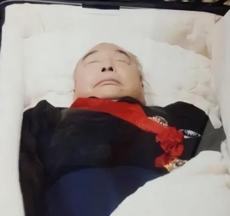 1988年1月14日，深夜11点20分。台北荣总医院的灵堂后面，两个穿黑衣的男人