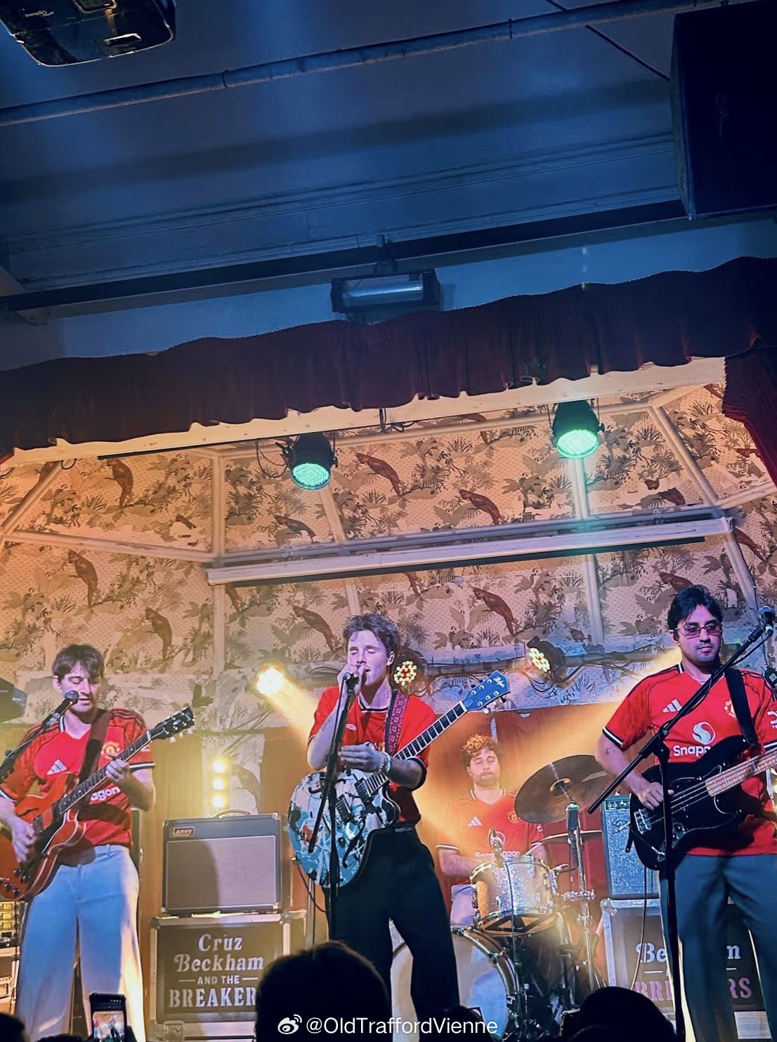 贝克汉姆儿子克鲁兹穿曼联球衣和乐队表演小贝一脸骄傲