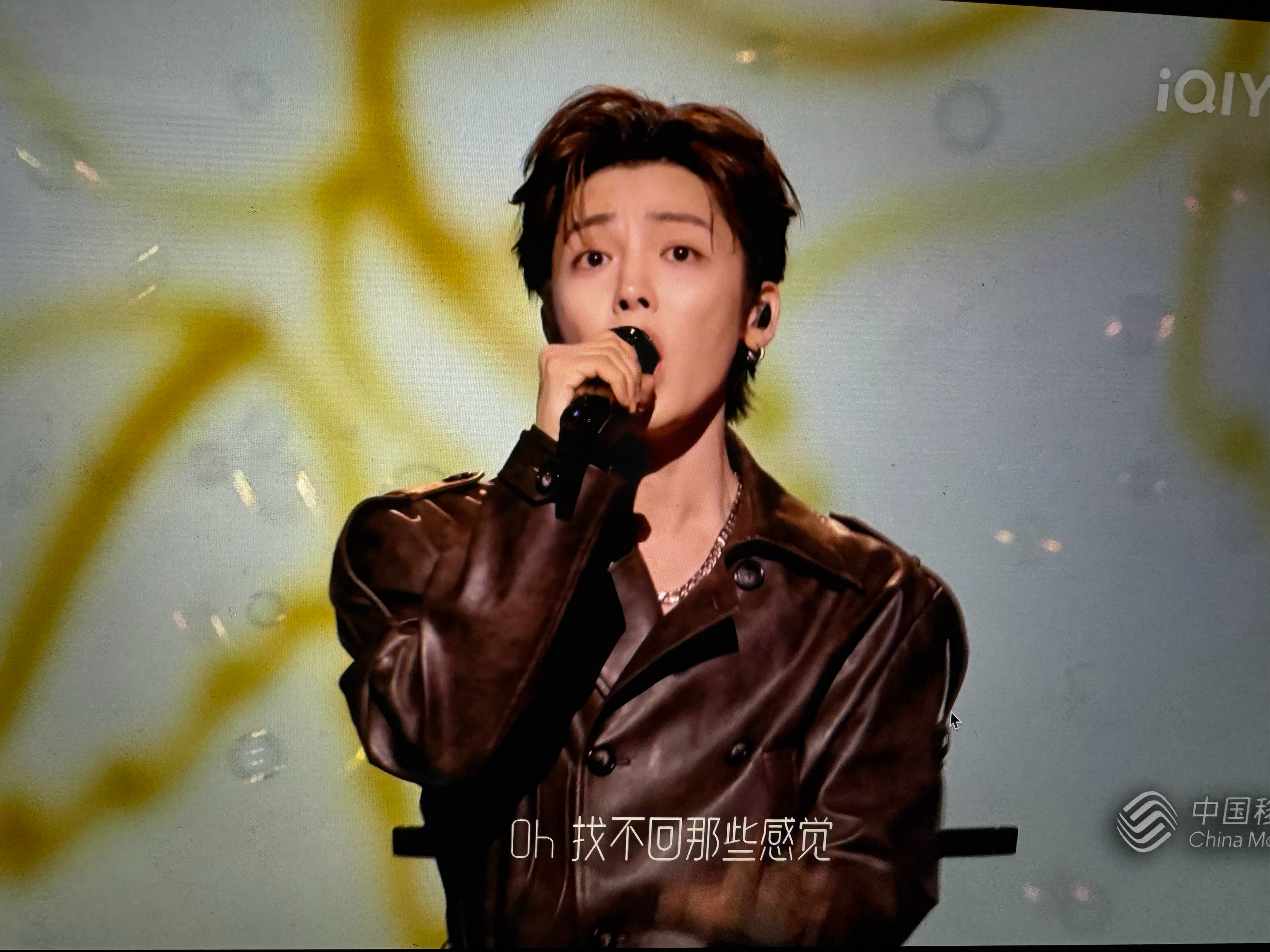 沃槽！尖叫之夜侯明昊的声音太好听了！第一次听他唱歌！太有辨识度了！而且是真唱！?