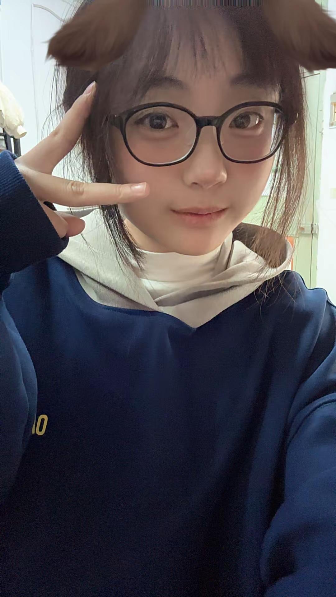 不知道在发什么乱发一条一会删。幸福地穿小杰同款。。。@学好化学（和张凌赫对视过版