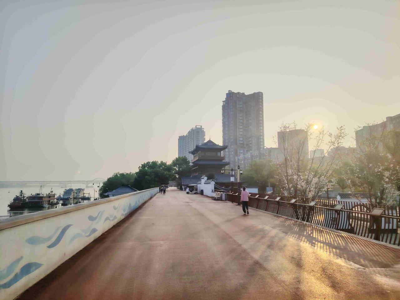 我的今日状态：😁轻松愉快
我这里的天气：☀️晴天4月1日长江岸边晨练打卡分享运