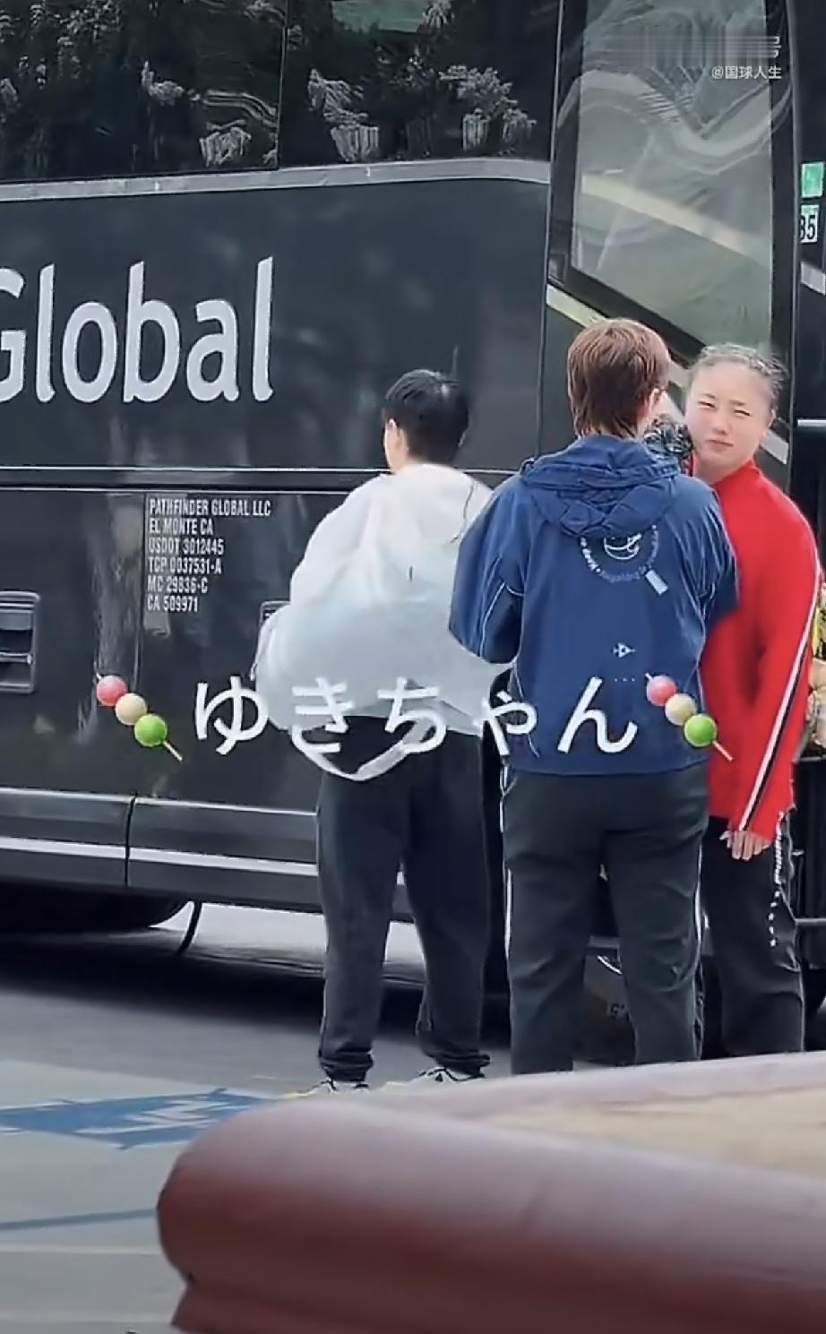 孙颖莎、王曼昱、蒯曼洛杉矶结束训练下班了[大笑]！
三人和各自的陪练两两组团，分