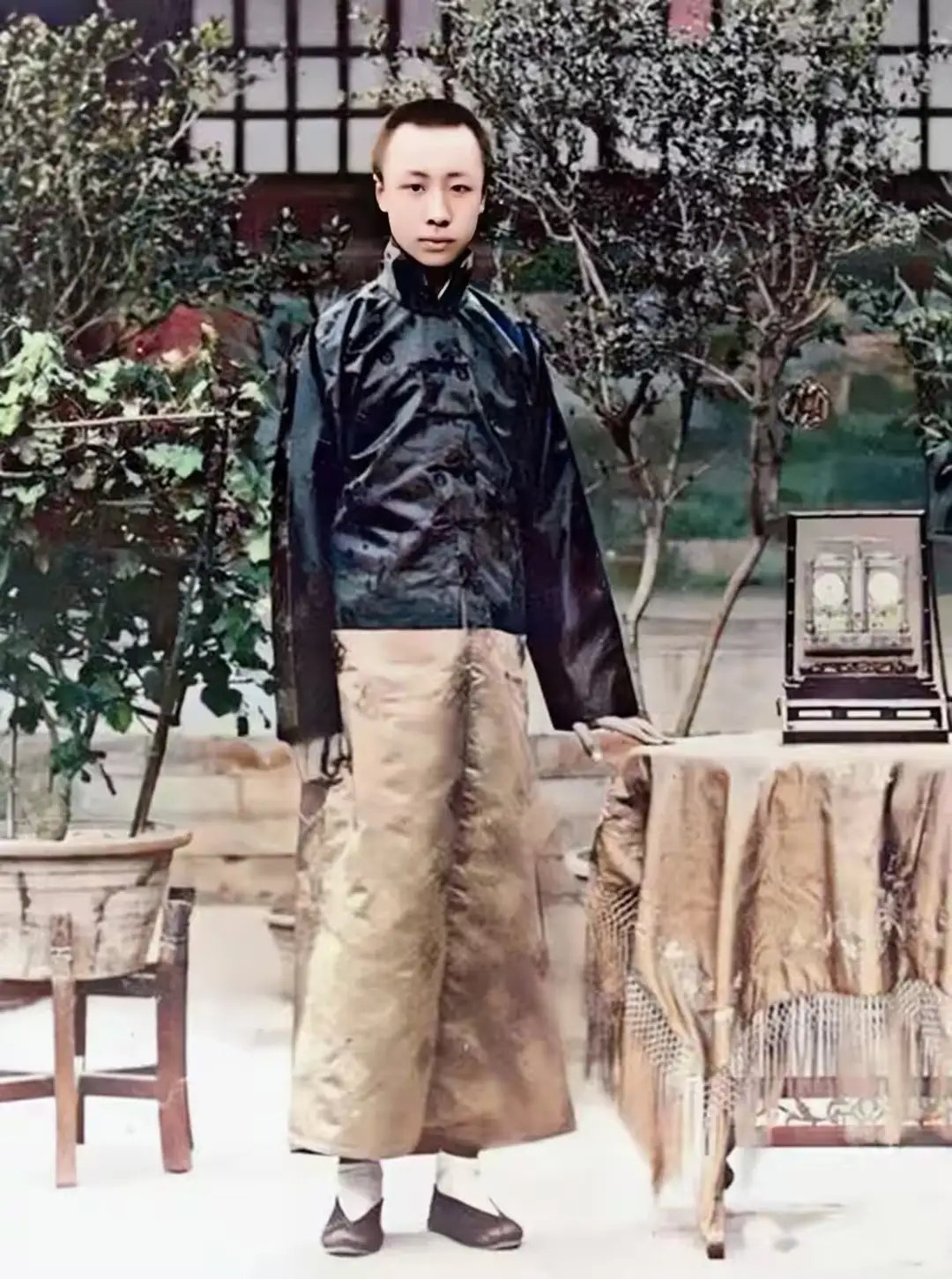 1922年，溥仪在养心殿留下了一张罕见镜头，此时他已经逊位十年 