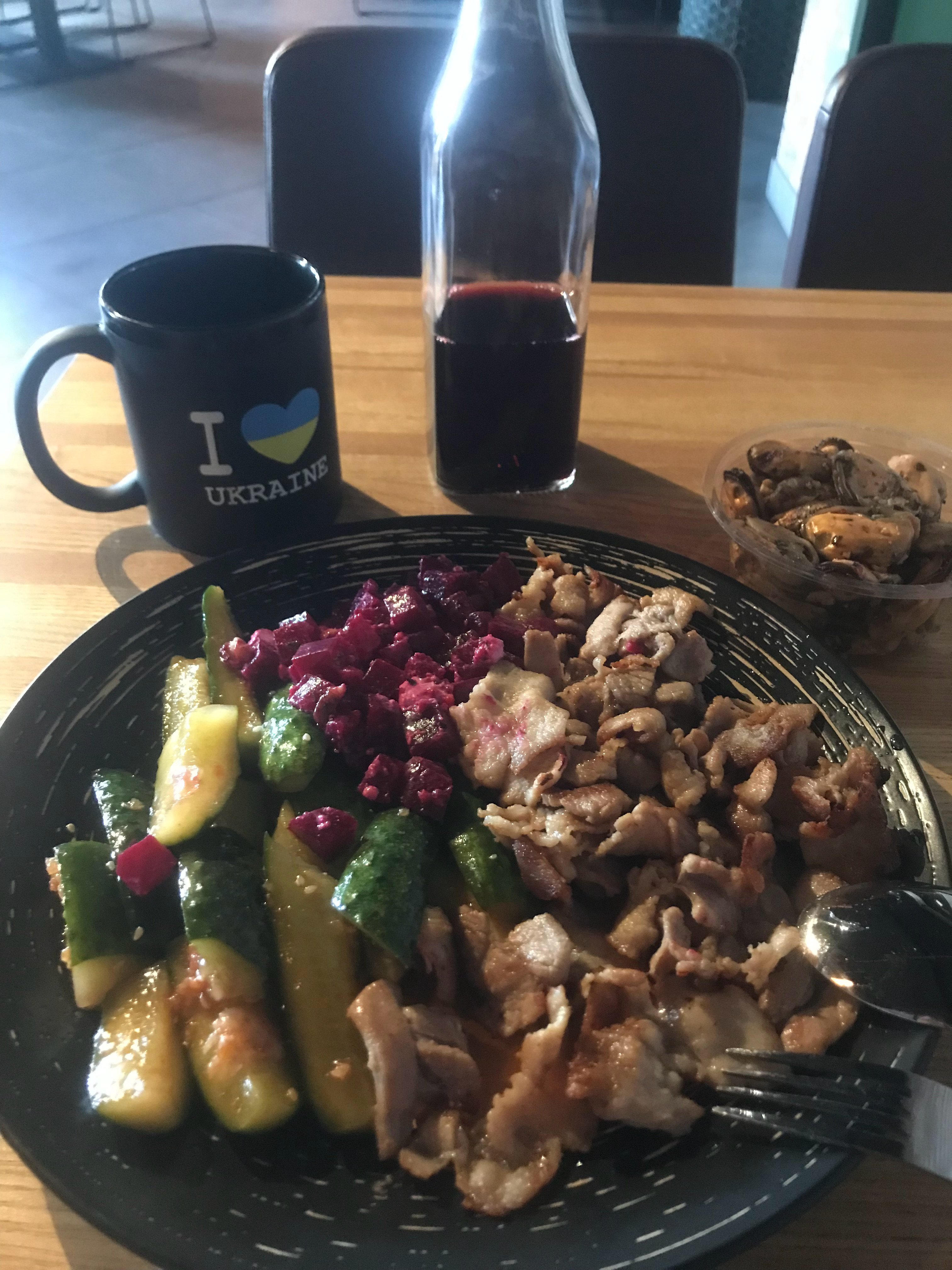 今日晚餐，甜菜黄瓜小炒肉，贻贝、樱桃酒 乌克兰·基辅