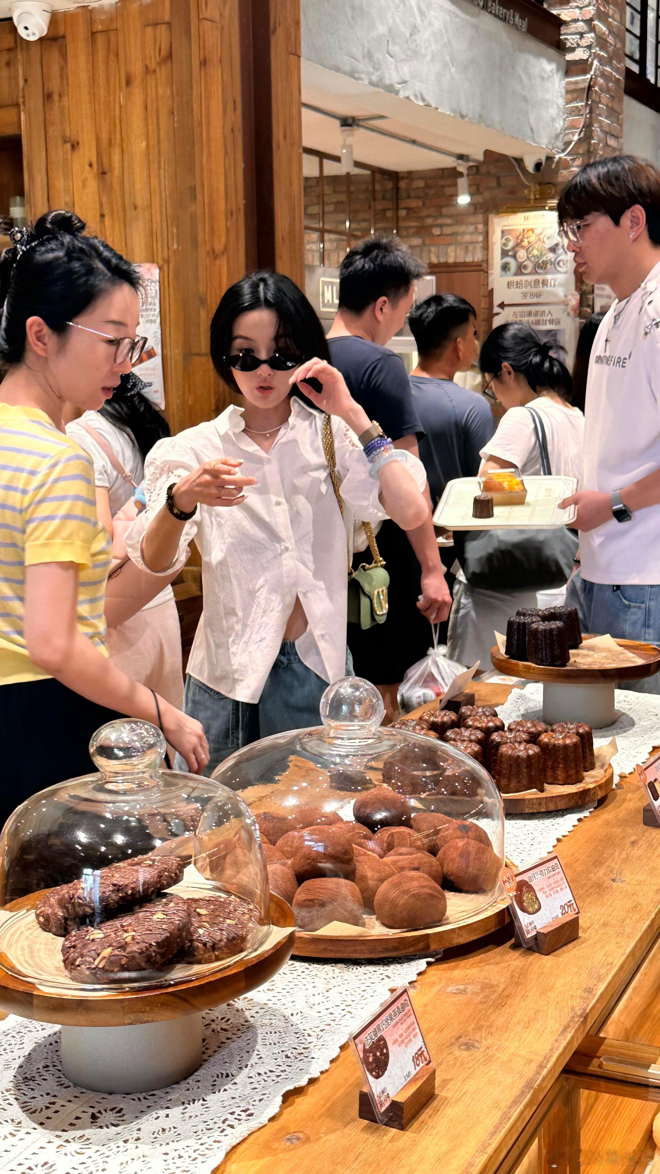 网友买面包偶遇宋祖儿，华伦天奴被她穿的好漂亮。 