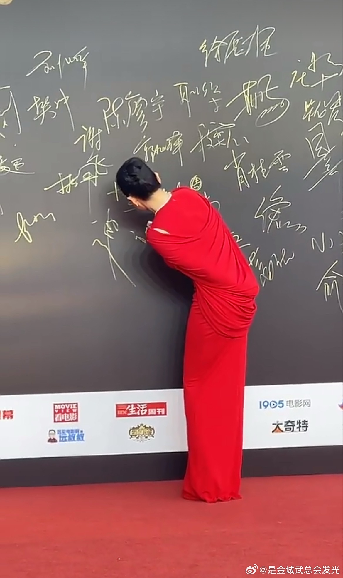 章子怡和红色好配今日是CMG中国形象大使章子怡，好大气端庄CMG中国电影盛典CM