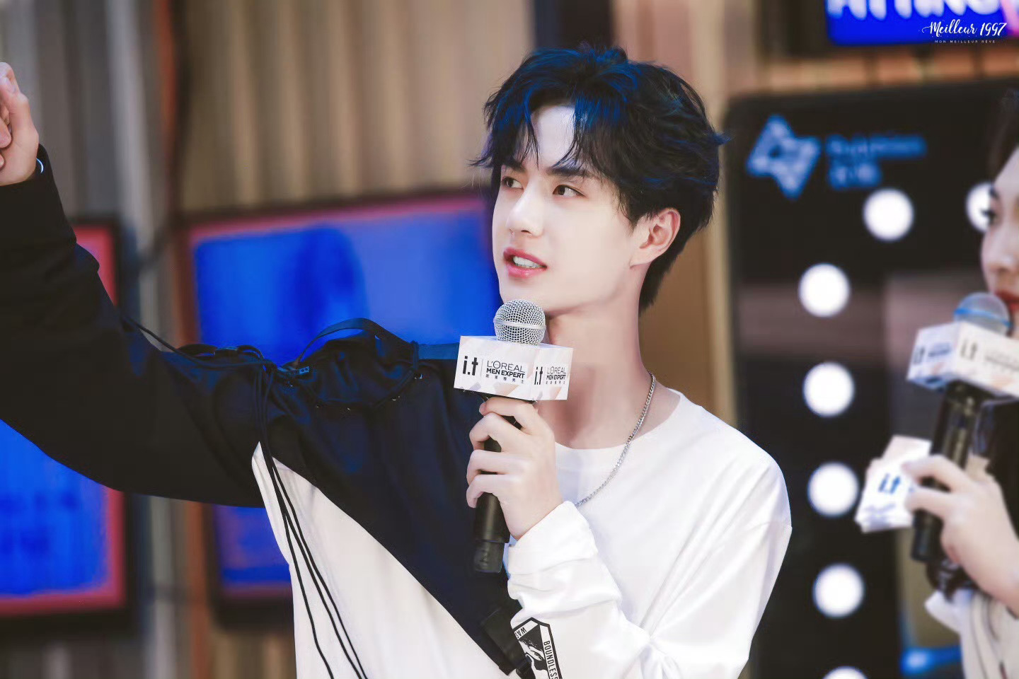 王一博的颜值真的逆天了！走到哪都逃不过“漂亮”这两个字！ 