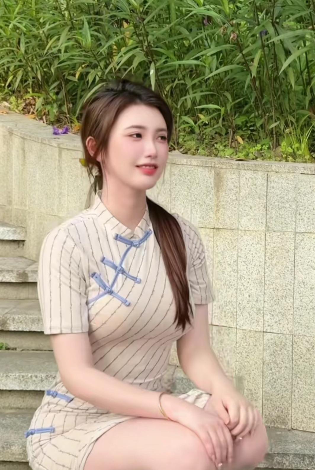 穿旗袍真的太美了，尤其
是身材好的女性，那种饱
满的身材，加上一双秀长
的美腿，