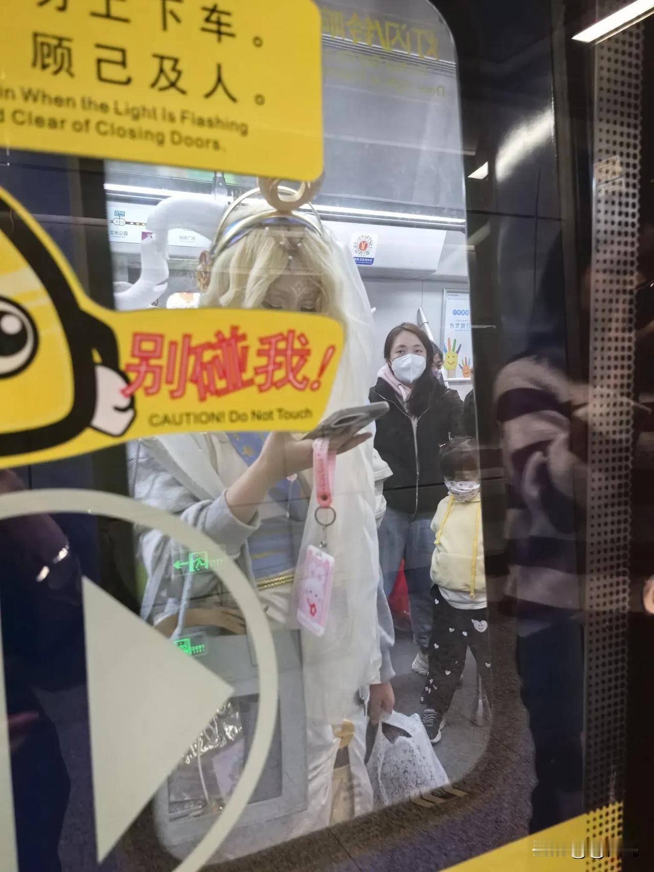 广州地铁遇到这一幕

地铁上偶遇一位打扮得相当潮的年轻人，从化妆到服饰搭配都很讲