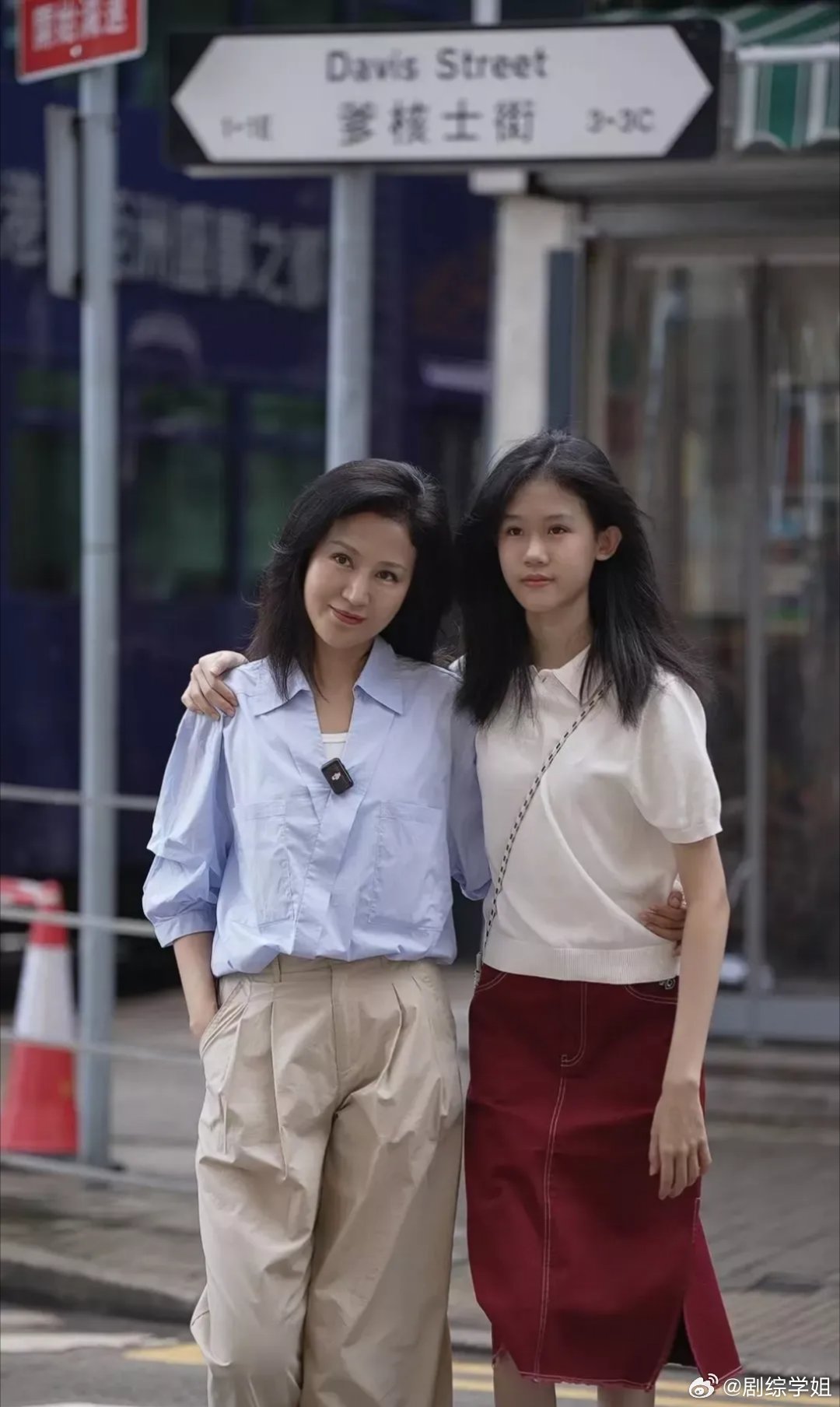 陆毅女儿在香港街头随拍！贝儿太瘦了，但气质和妈妈越来越像啦！ ​​​