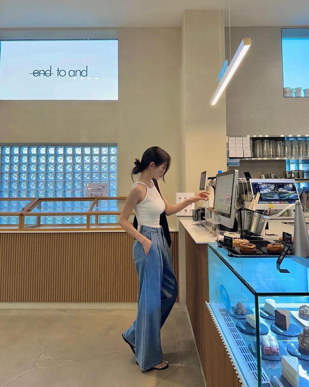 东道若逢相识问
#风尚。步入# #美女诗词分享# #风情百媚# #分享美图美诗#