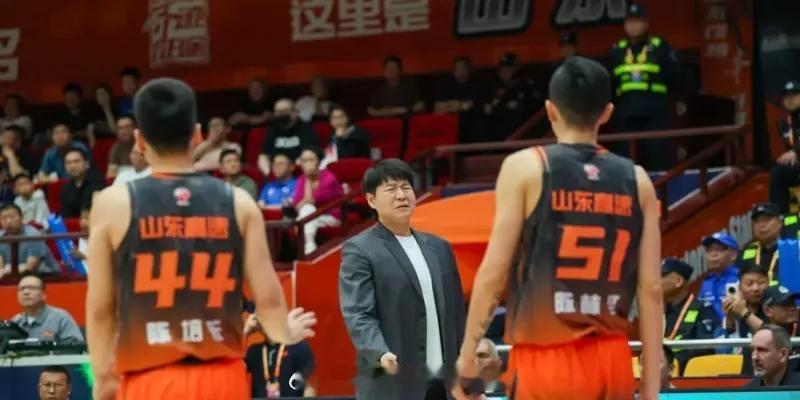 上海采访！邱彪批前三节，点2将错失关键，约翰逊全力冲季后赛   CBA常规赛，山