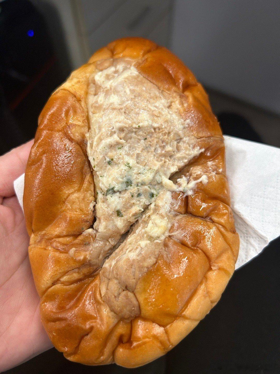 香港买的吞拿鱼包还有炒蛋包godiva的冰淇淋香港买的布丁包还有plus巧克力还