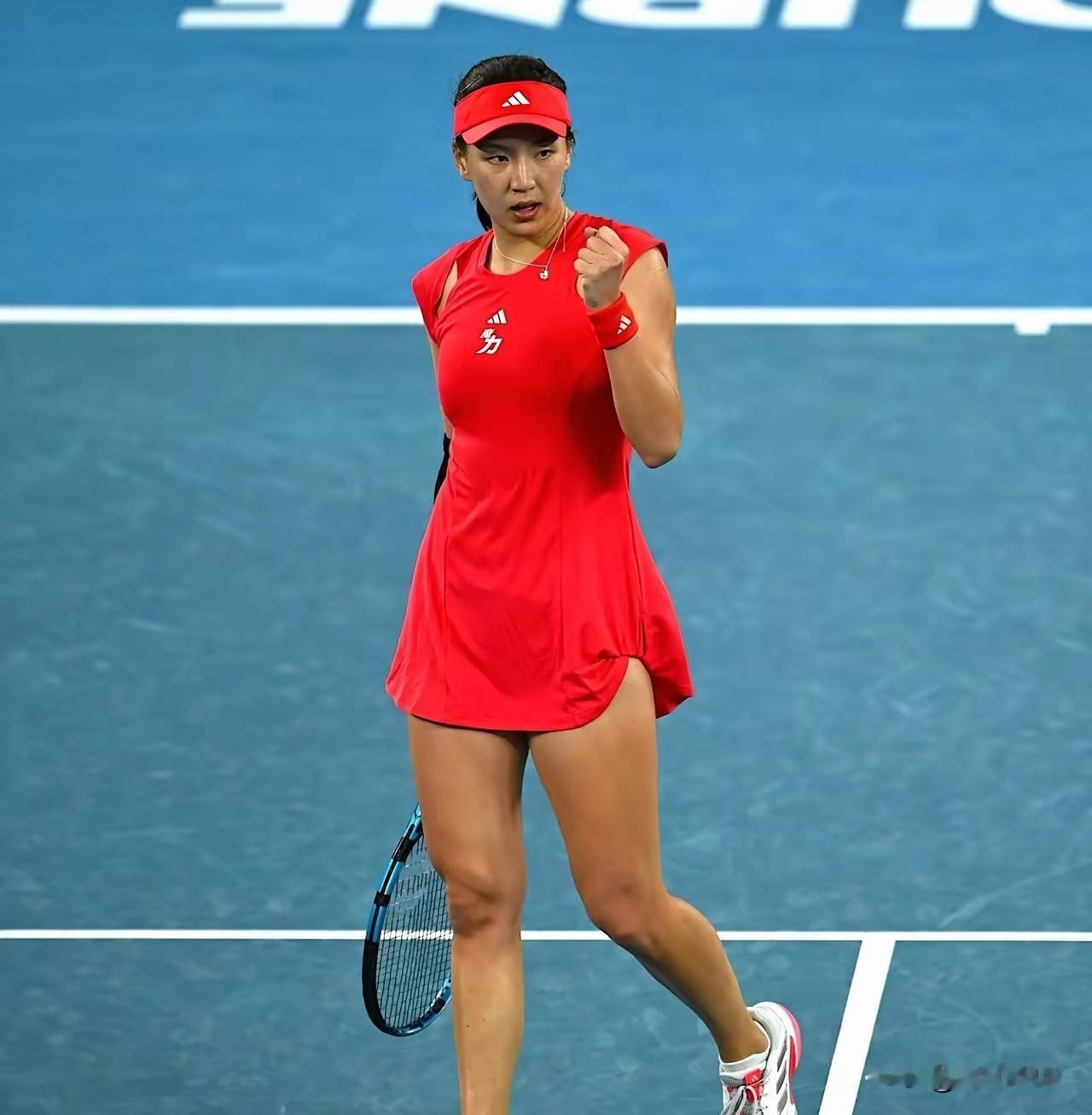 王欣瑜这场球打得真叫一个解气！谁能想到两年前在法网吞下“双蛋”惨败的她，今天能在