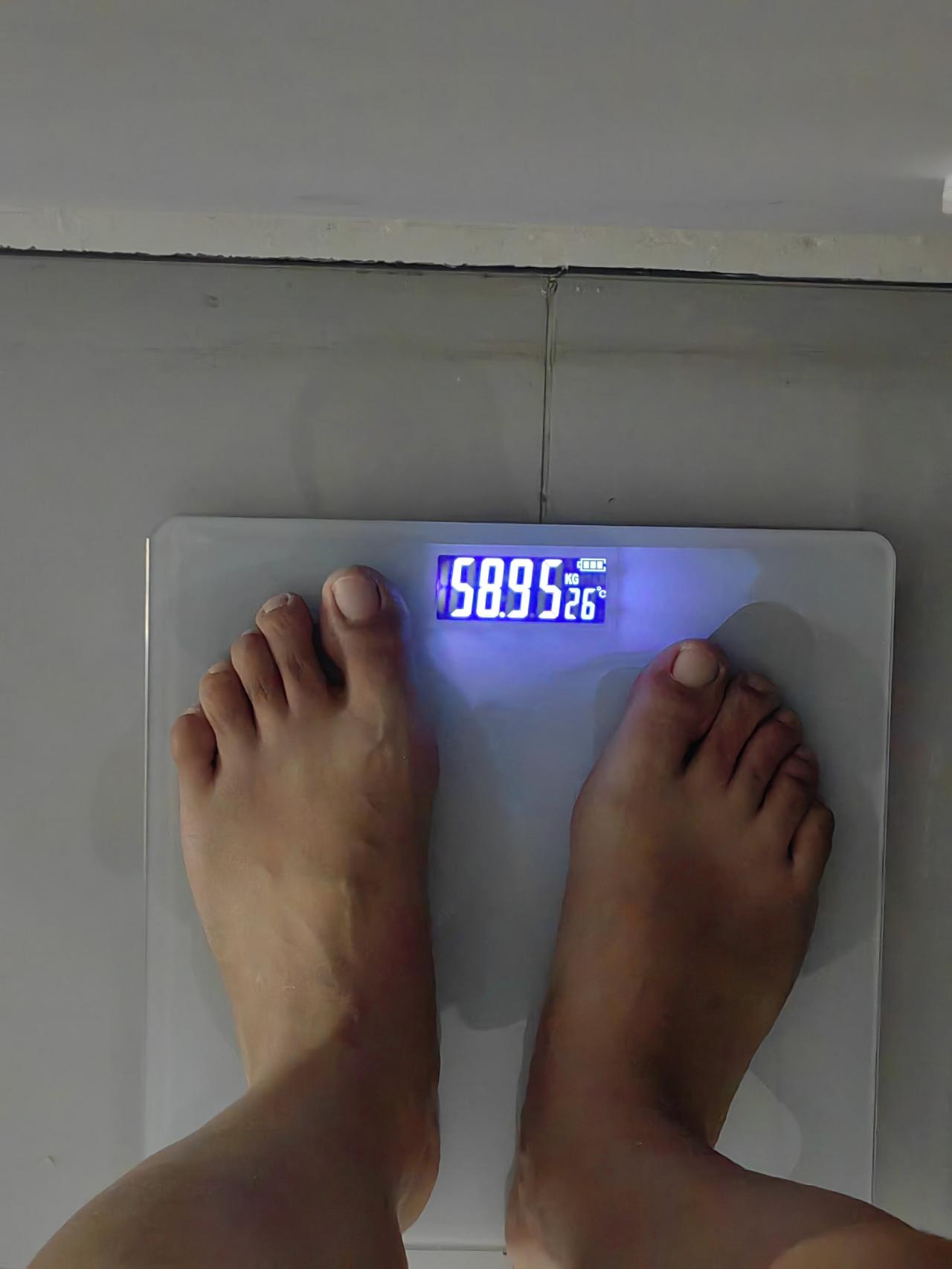 89年37岁单身的我，看到镜子里边的身材特别的讨厌。早上一睁眼我就去称体重58.