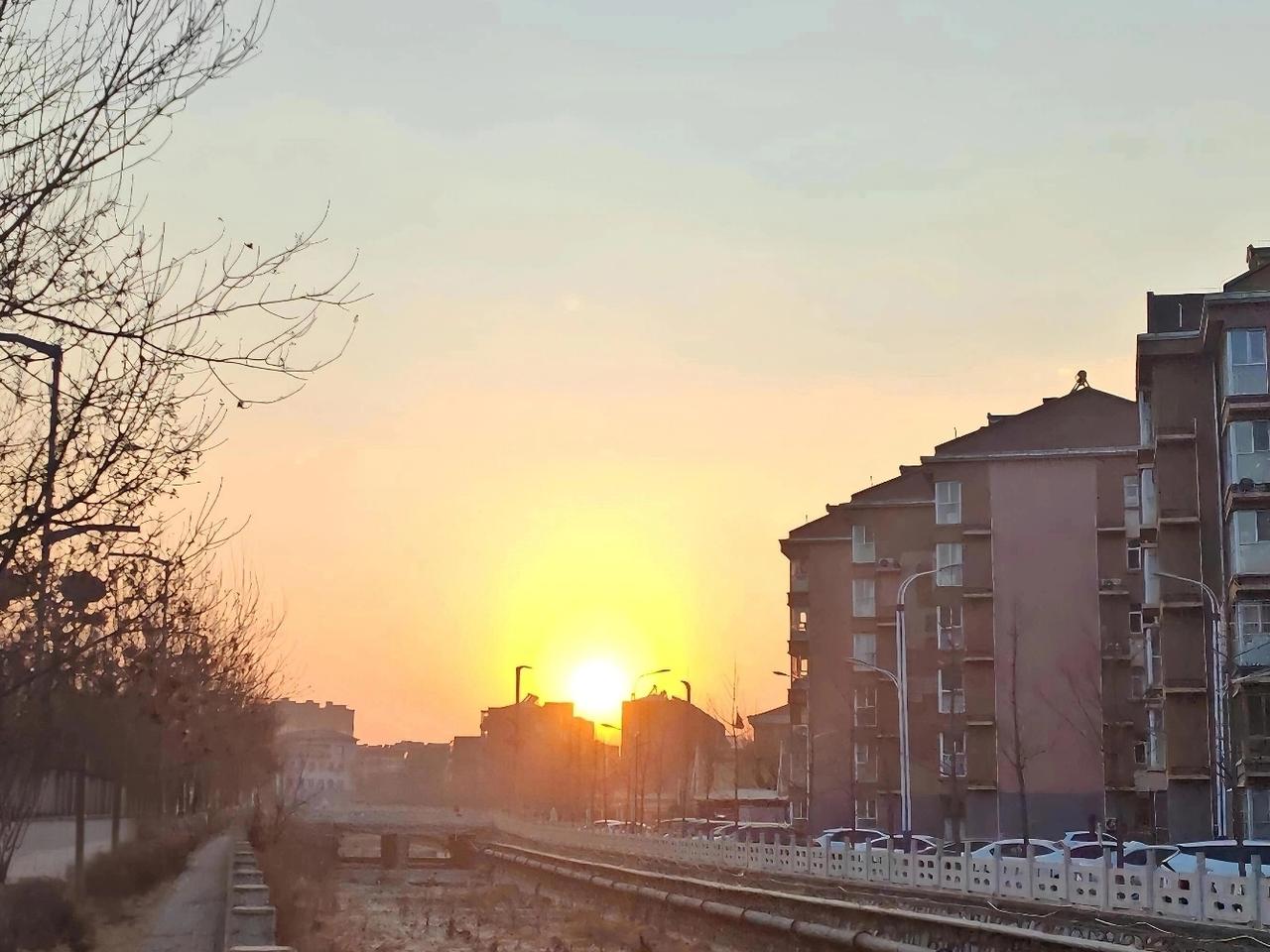 “月落西山霞满天，夕阳西下又一天”，此景美若画卷。傍晚，太阳徐徐落下，天边被染成
