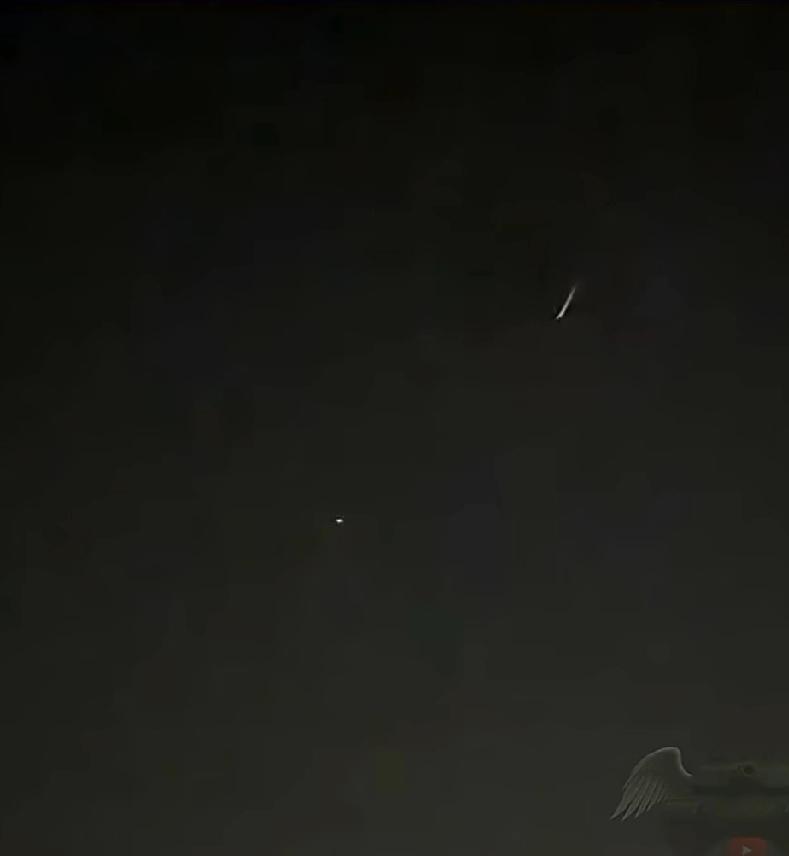 伊朗弹道导弹躲开“爱国者”拦截弹，击中阿联酋美军海军基地啦！
这段视频呈现了伊朗