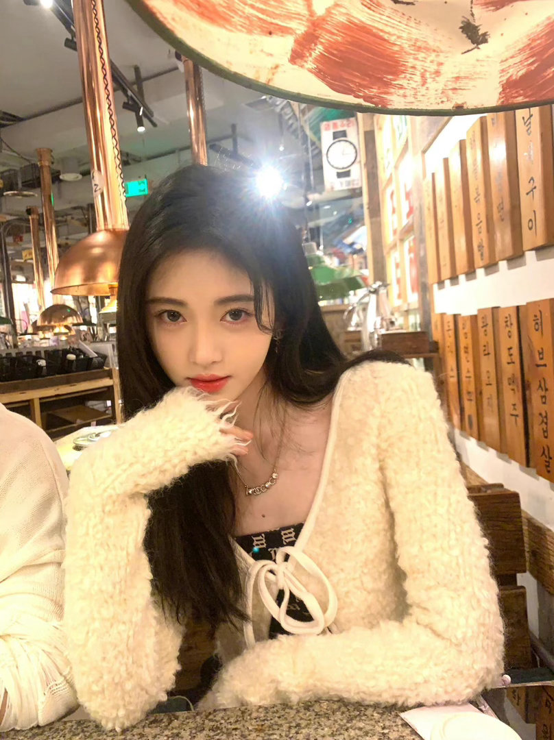 鞠婧祎反差萌拉满 谁能想到，那个在舞台上闪闪发光的鞠婧祎，最爱吃的居然是白开水泡