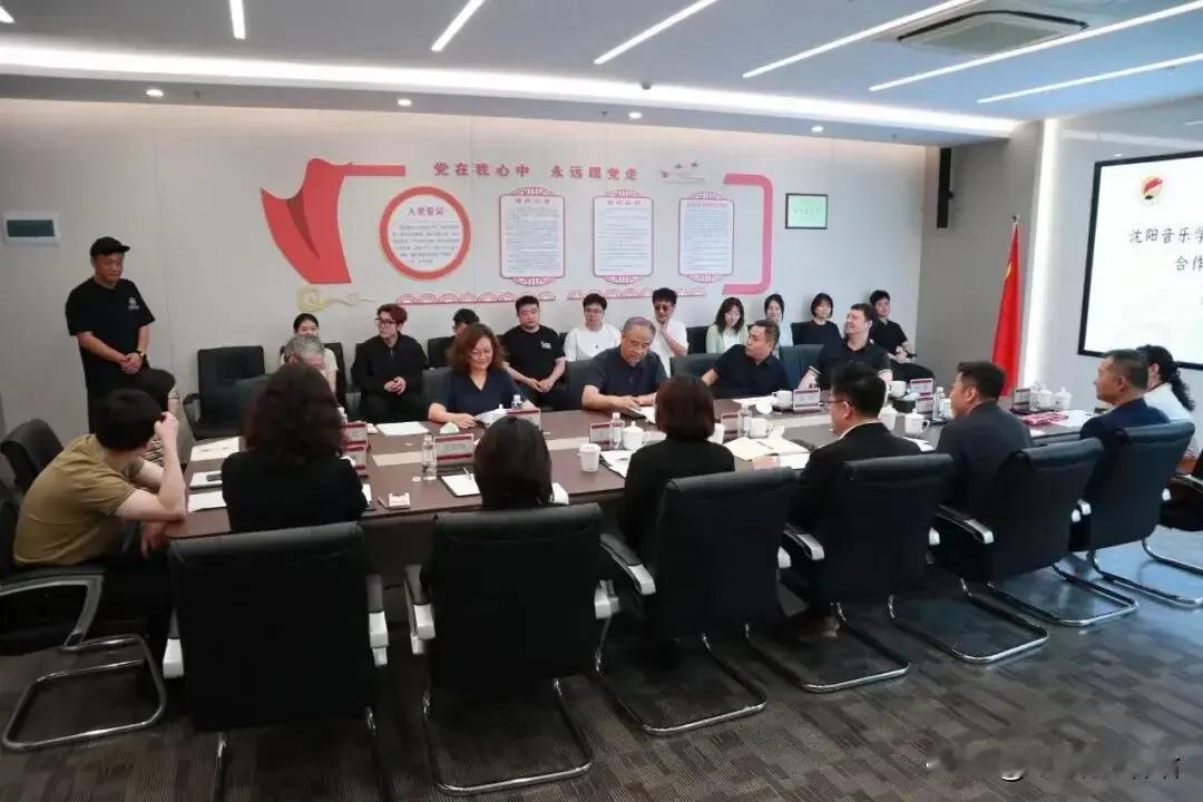 这都是沈阳音乐学院和无锡民族乐团还有无锡市文化广电和旅游局的各位领导们！其中我发