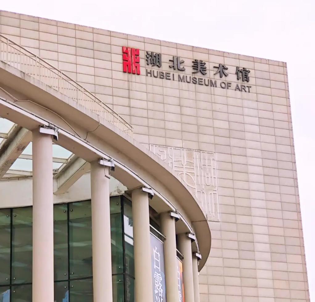 这把火，烧得太有“灵性”了。
湖北美术馆走水，既没惊扰价值连城的艺术品，也没波及