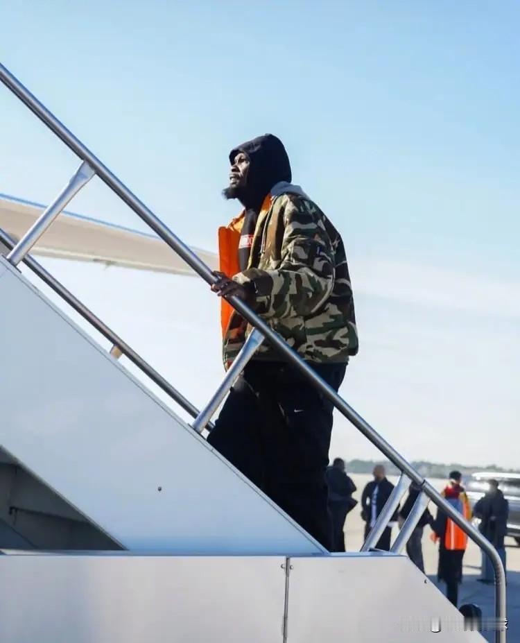 火箭超级巨星杜兰特真是太不懂穿搭了！明天火箭将会在客场挑战篮网，今天火箭官方更新