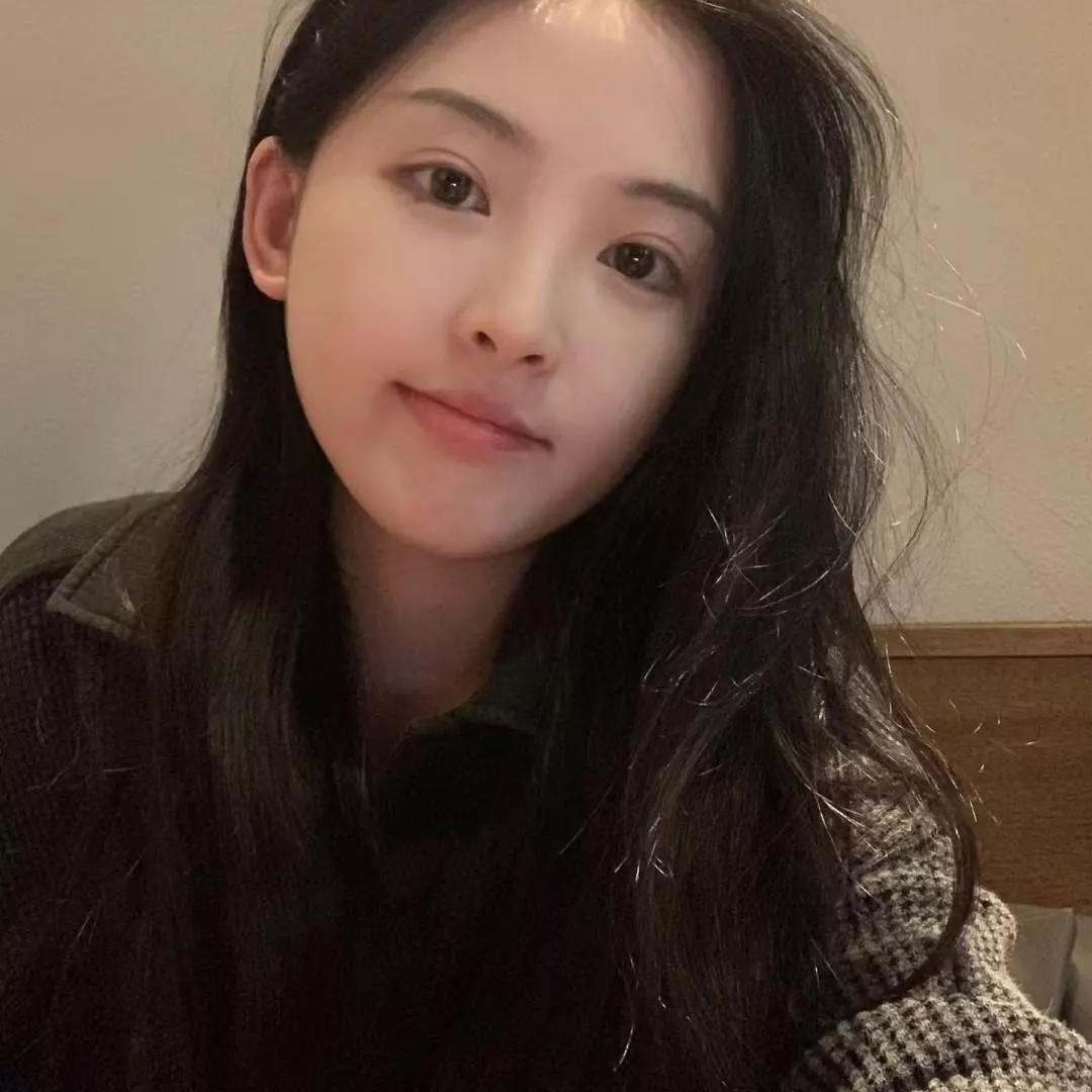 清风吹鬓发，笑语映花枝。绿柳枝头风拂燕 杨柳春风醉 清栀绽遥风 暮霞染柳堤 晚风