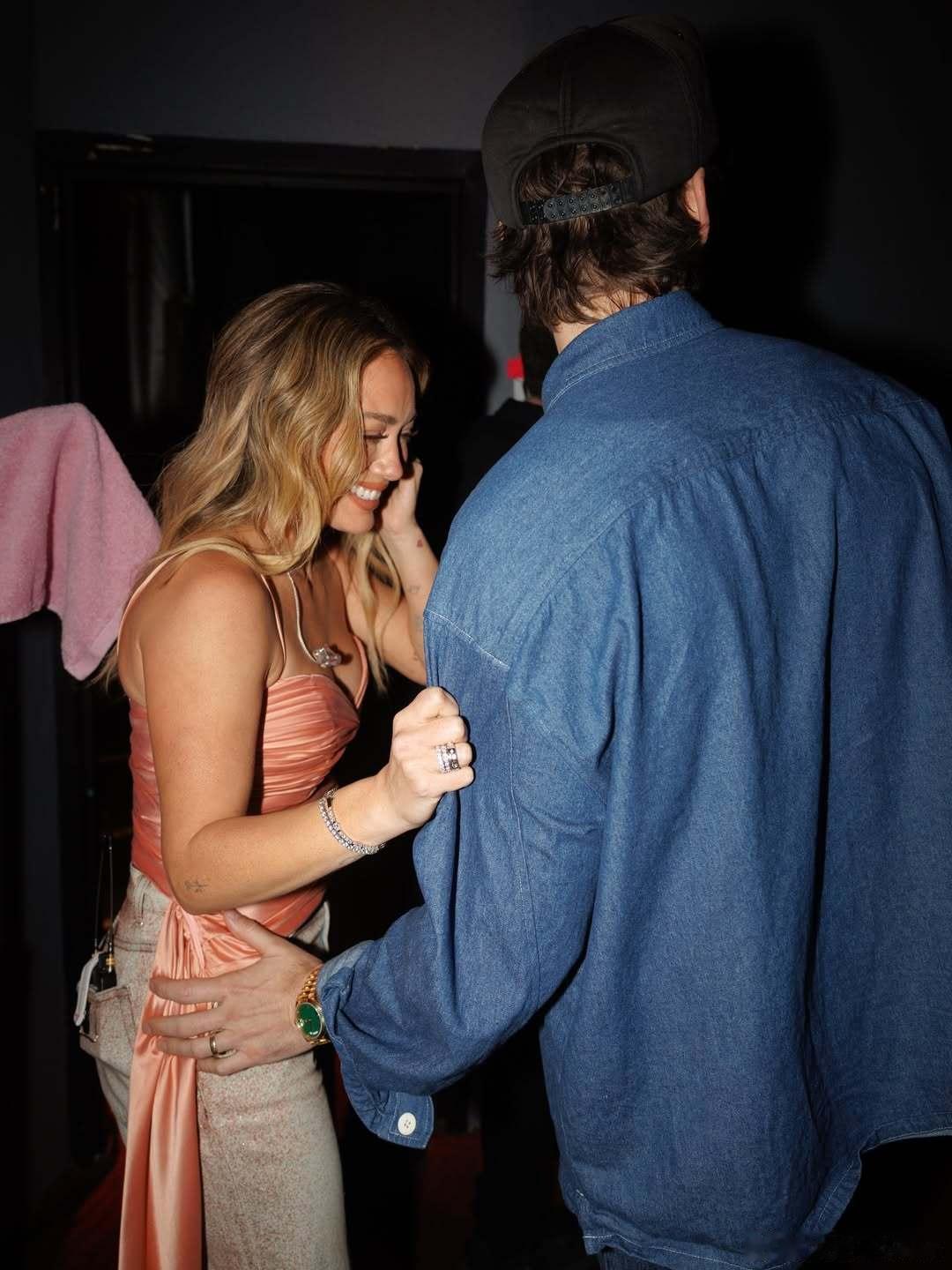 更多Hilary duff希拉里达芙之前为siriusxm举办的小型演唱献唱的演