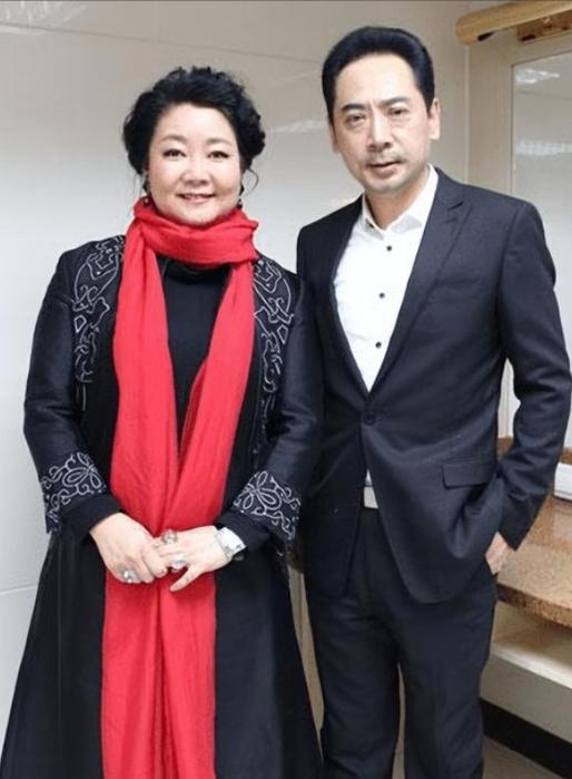 1991年，萨日娜为能分到11平米房子，258元彩礼就嫁给同学潘军，婚后她被嫌弃